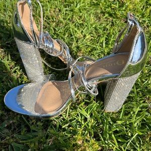 These have only been worn once. I can’t wear them, they hurt my feet.